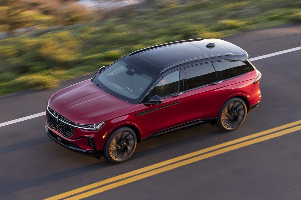 A 2025 Lincoln Nautilus® SUV is being driven with the painted black roof showing prominently