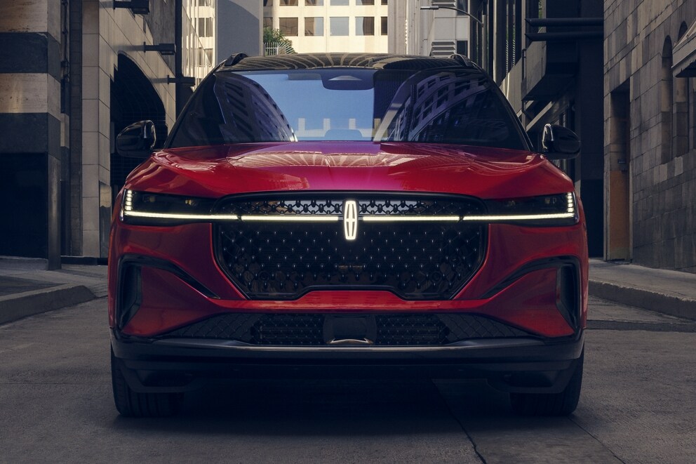 Centrally located in the grille, a Lincoln Star logo shines brightly
