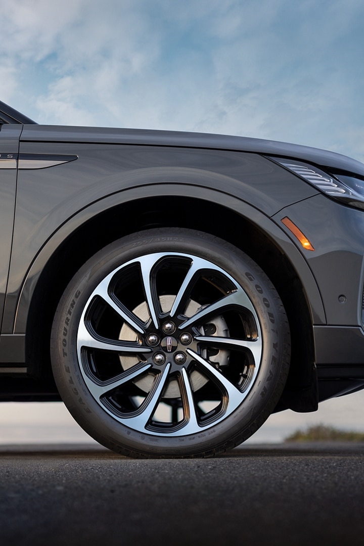 2025 Lincoln Nautilus® TwoRow Midsize Luxury SUV