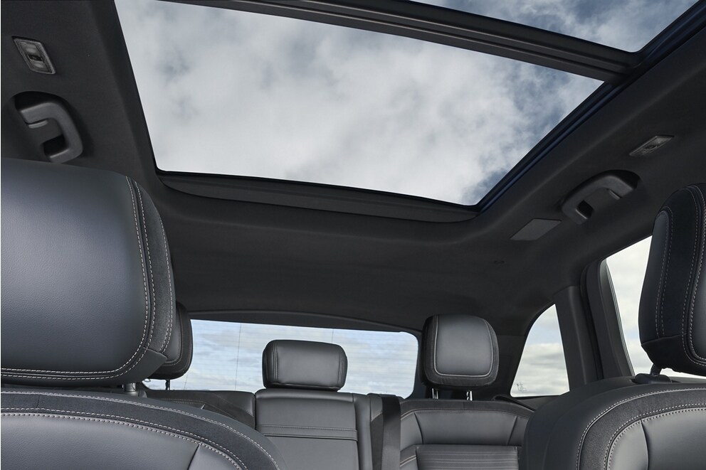 The panoramic Vista Roof® incites the outside world into the cabin