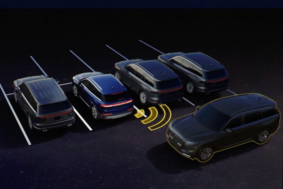 An image of the 2025 Lincoln Nautilus demonstrating Blind Spot alert