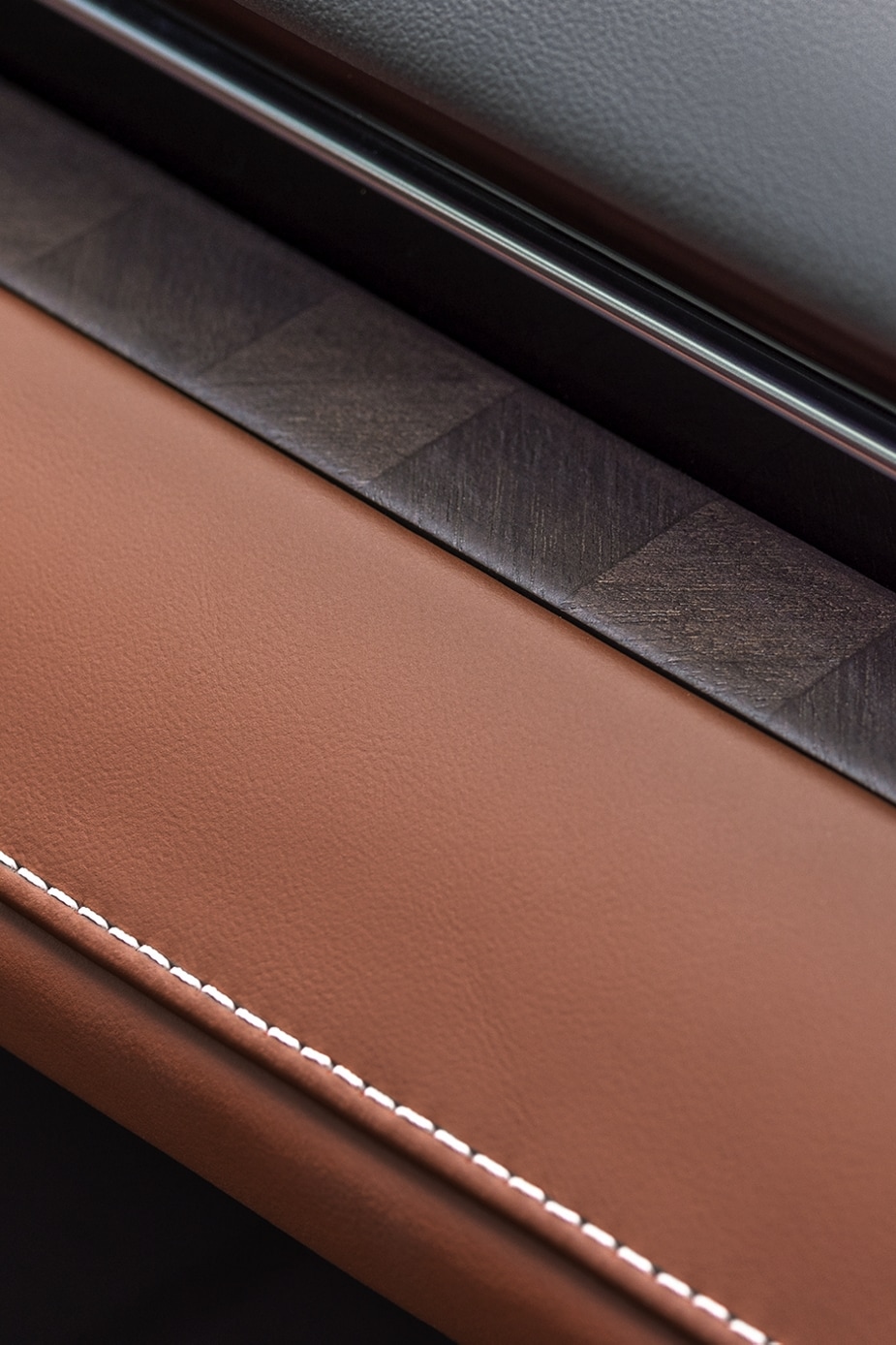 The calming Redwood interior theme is shown inside a 2025 Lincoln Black Label Nautilus® SUV