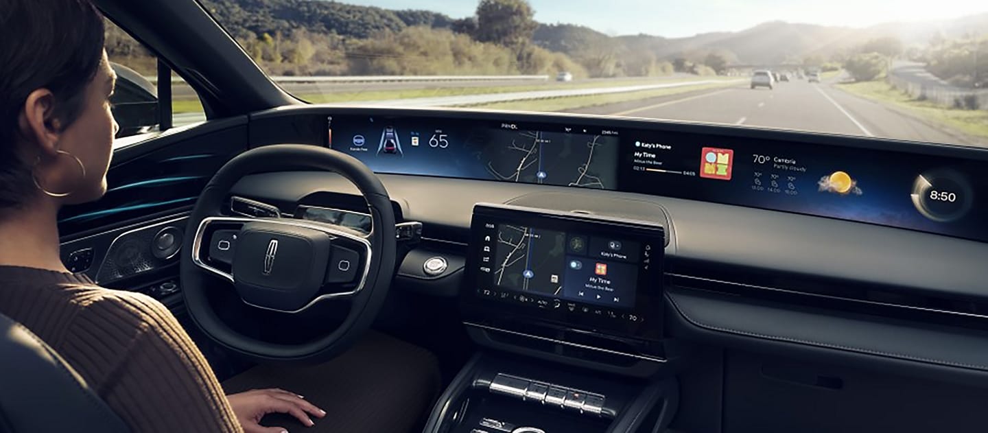 The driver of a 2026 Lincoln Nautilus® SUV uses hands-free Lincoln BlueCruise technology