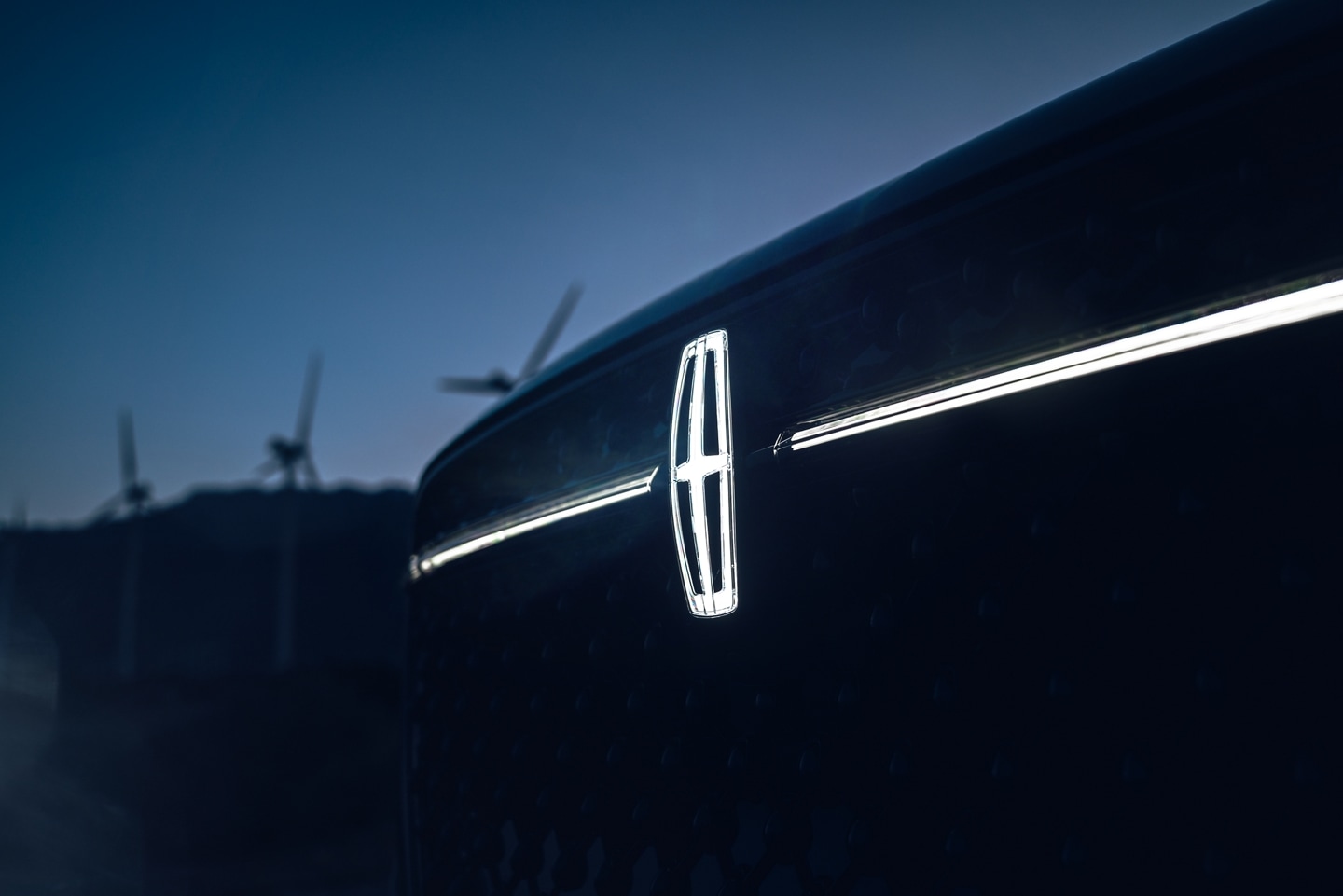 A Lincoln Star logo is illuminated in the grille of a 2026 Lincoln Nautilus® SUV