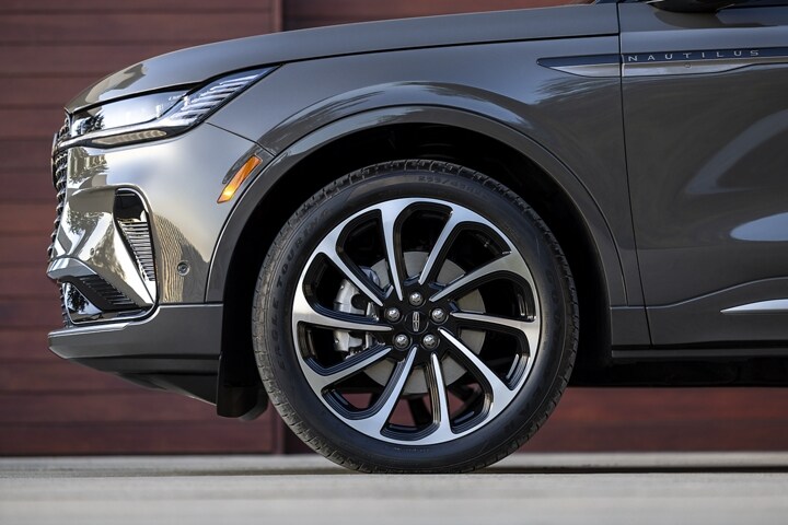 The stylish 22-inch wheels of a 2026 Lincoln Black Label™ Nautilus® SUV