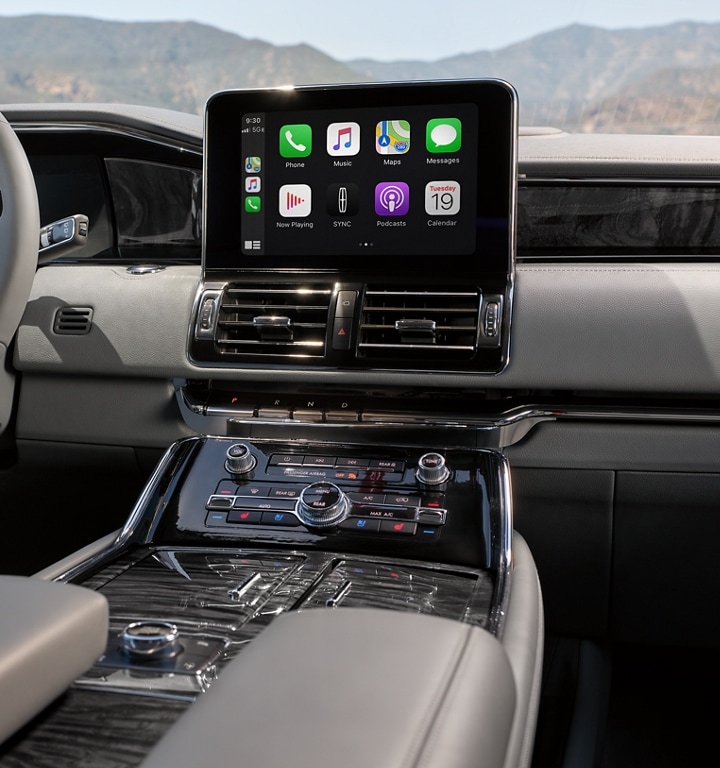 La pantalla central digital en una Lincoln Navigator 2021 muestra una cantidad de aplicaciones populares que colocan la tecnología e información al alcance de tu mano