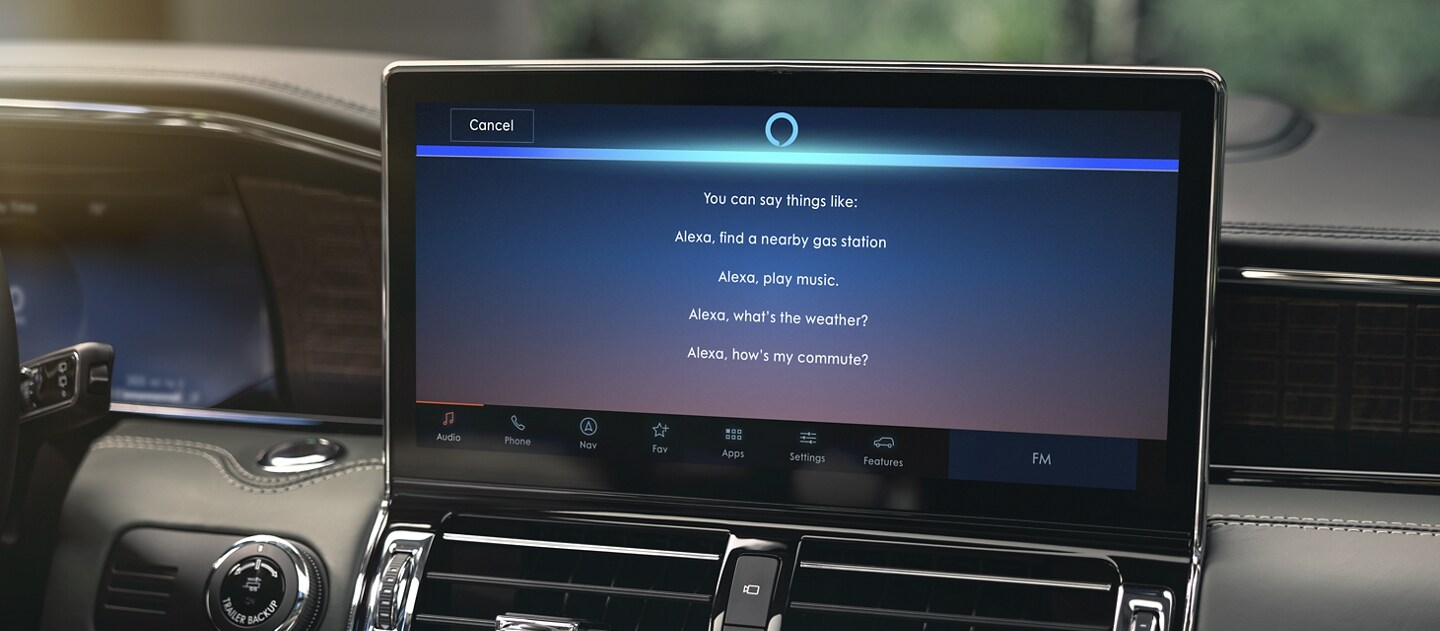 El texto "¿Qué puedo decir?" Se muestra la pantalla Amazon Alexa en la pantalla central LCD de 13.2 pulgadas que aguarda un comando.