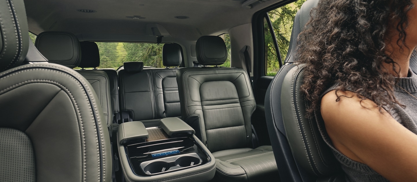 Las espaciosas segunda y tercera filas de una SUV Lincoln Black Label Navigator® 2023 muestran comodidad y estilo