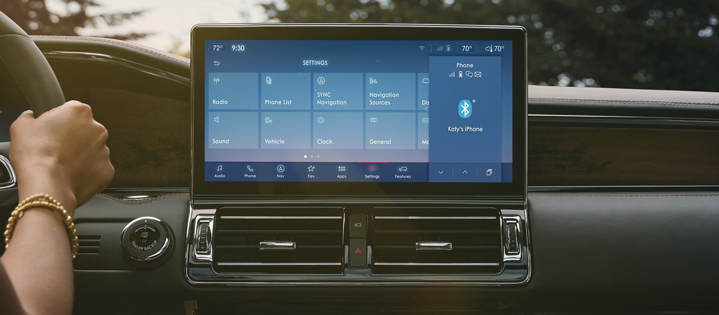 La pantalla central LCD de 13.2 pulgadas muestra la interfaz de SYNC® 4 que muestra la vista de tu dispositivo móvil en la pantalla.