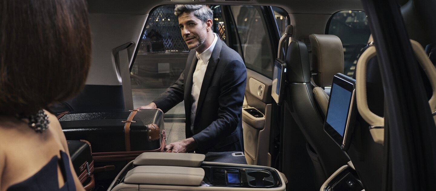 Se muestra la segunda fila de asientos plegados en una SUV Lincoln Navigator® 2023.
