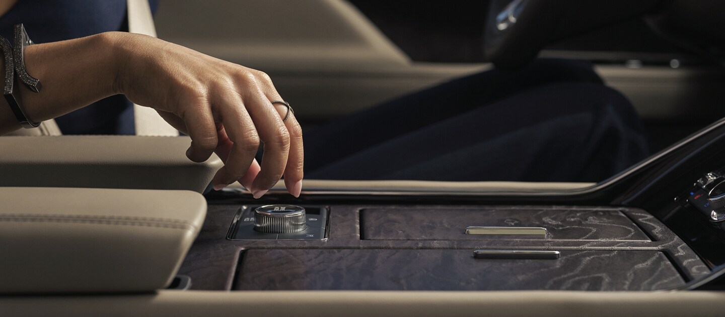 Una mano gira la perilla de los modos de conducción Lincoln dentro de una SUV Lincoln Navigator® 2023.