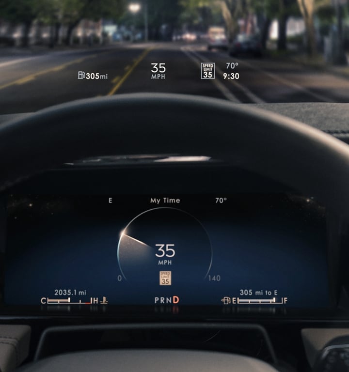 La pantalla frontal proyecta información básica para el conductor sobre el volante.