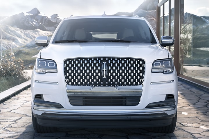 La parrilla de la SUV Lincoln Black Label Navigator® 2023 en exterior blanco inmaculado ofrece un diseño espectacular.