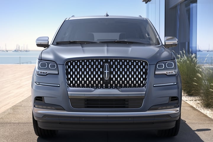 La atrevida y brillante parrilla delantera de la SUV Lincoln Black Label Navigator® 2023 se destaca y capta la atención.