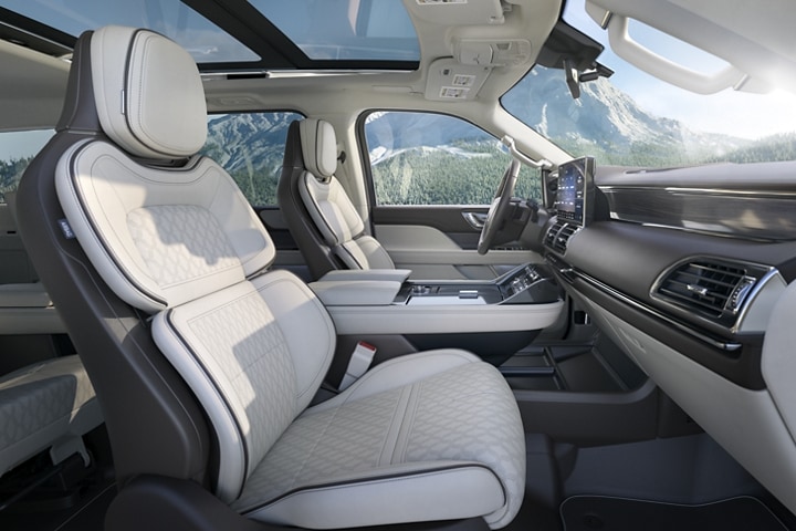 El interior de una SUV Lincoln Black Label Navigator® 2023 en Chalet muestra el contraste elementos claros y oscuros.