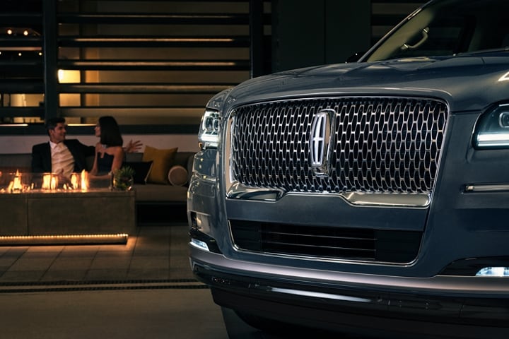 El diseño de la parrilla de una SUV Lincoln Black Label Navigator® 2023 muestra la Estrella Lincoln iluminada.