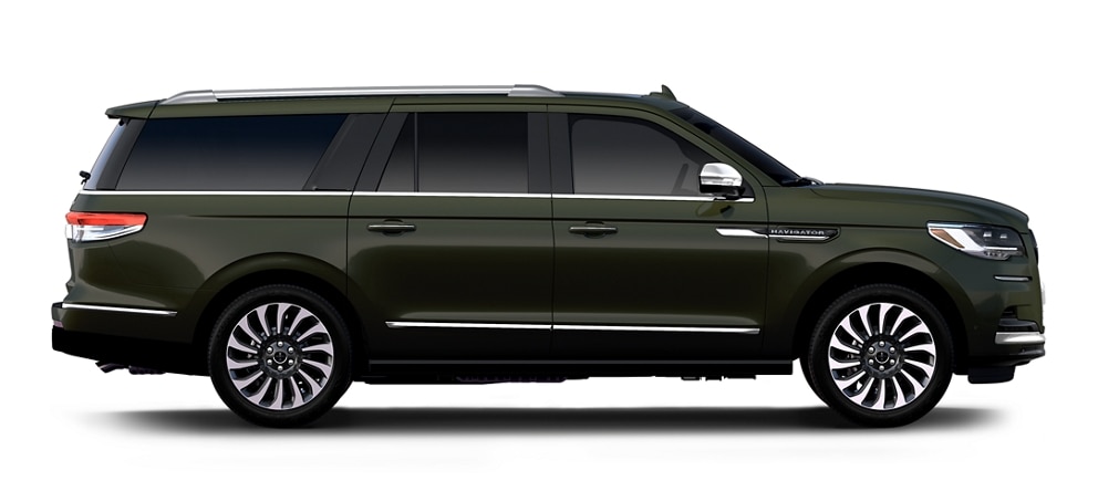 El perfil de un modelo Lincoln Black Label Navigator® L 2023 en verde Manhattan​​​​​​​.