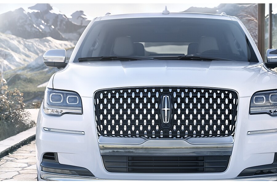 La distintiva parrilla de un vehículo Navigator Black Label.