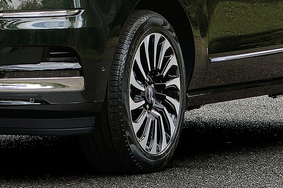 Las ruedas de un vehículo Navigator Black Label.