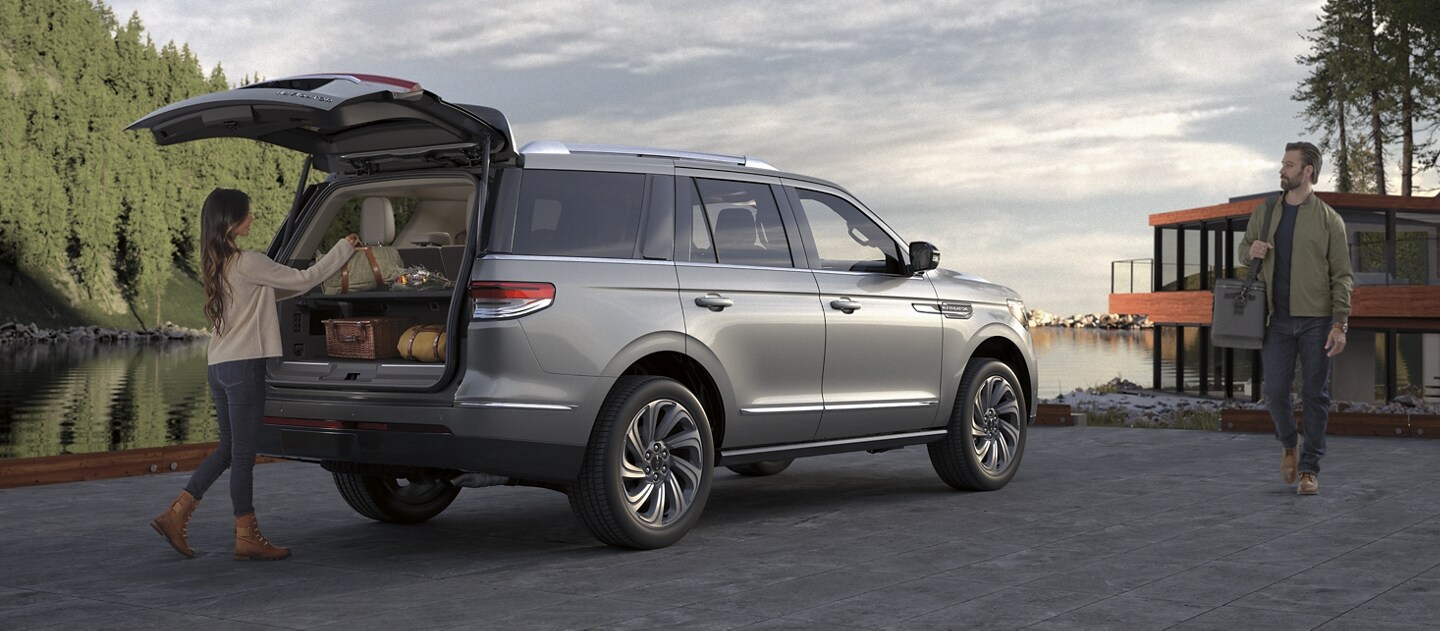 El área de carga trasera de una SUV Lincoln Navigator®​​​​​​​ Black Label 2023 está llena de bolsas, mantas y artículos para acampar.