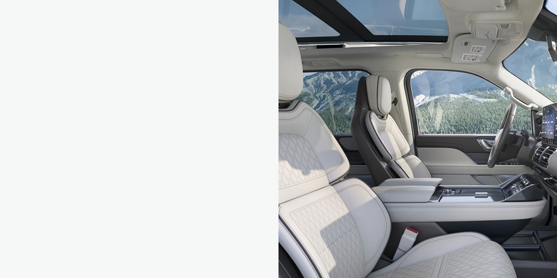 El interior y los asientos del vehículo Navigator Black Label.