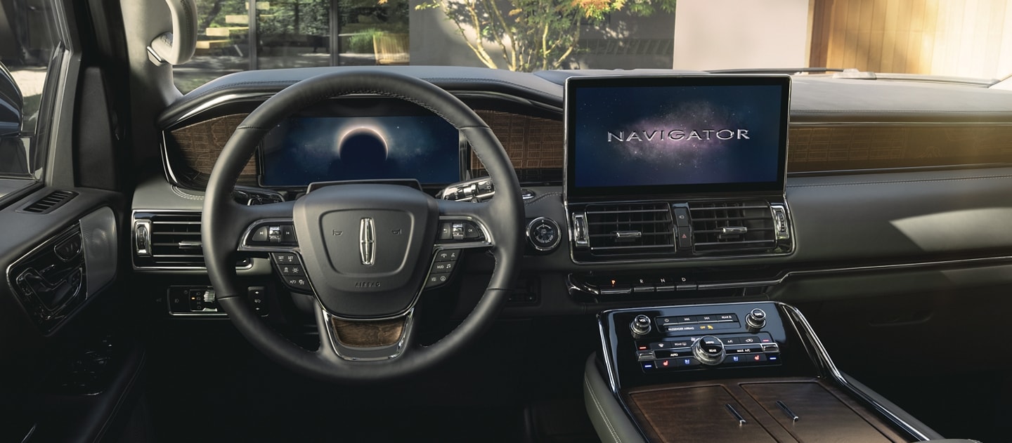 La interfaz del tema Lincoln Constellation se muestra en las pantallas digitales.