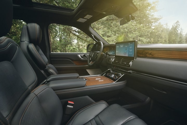 Los asientos delanteros de una SUV Lincoln Black Label Navigator® 2024 con el tema Invitation muestran una superficie de cuero.
