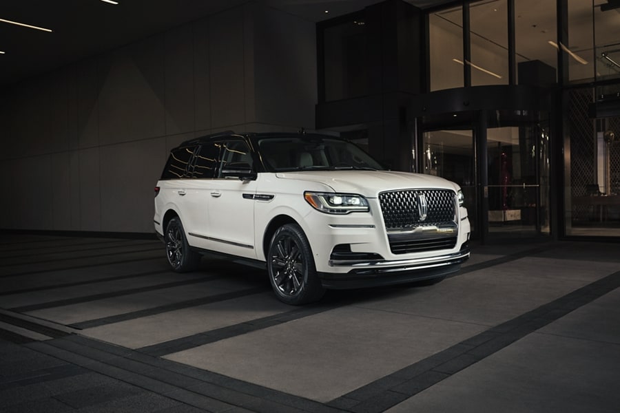 A 2024 Lincoln Black Label Navigator® SUV in Pristine White shows the dramatic design of the Special Edition Package.
