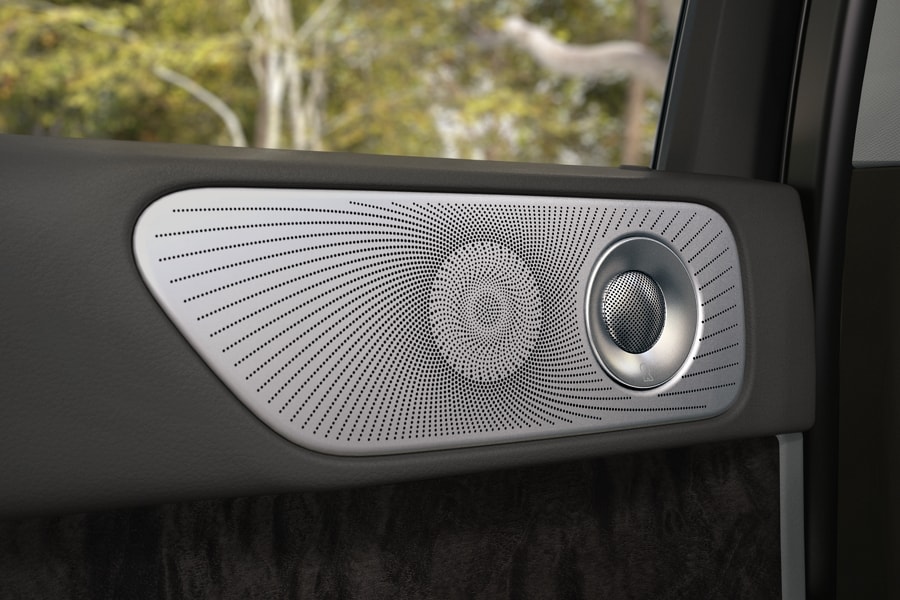 El panel de la puerta de una SUV Lincoln Black Label Navigator® 2024 muestra un collage de formas geométricas y texturas elegantes.