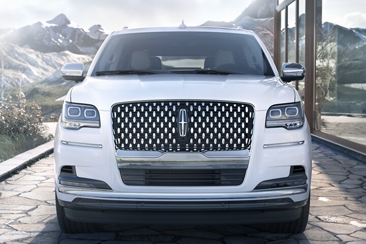 La parrilla de la SUV Lincoln Black Label Navigator® 2024 en exterior blanco inmaculado ofrece un diseño espectacular.