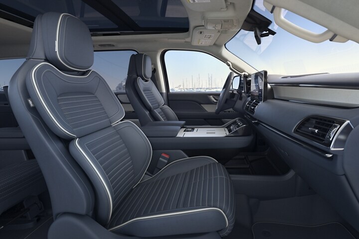 La cabina delantera de una SUV Lincoln Black Label Navigator® 2024 en Yacht Club destaca comodidad y estilo.