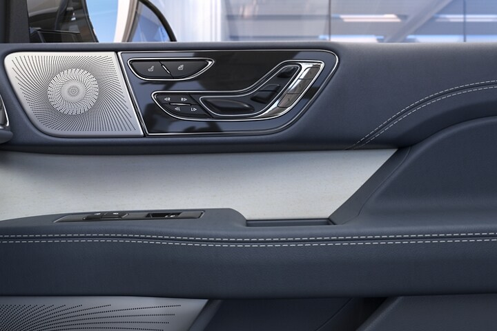 El panel de la puerta de una SUV Lincoln Black Label Navigator® 2024 en Yacht Club muestra los colores y los materiales.
