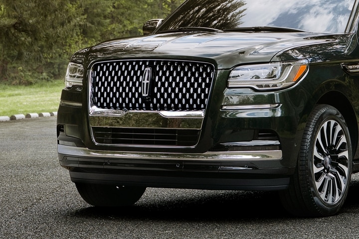 Una toma baja de la parte delantera de una Lincoln Black Label Navigator® 2024 que destaca el diseño de parrilla cromada que distingue a este modelo.