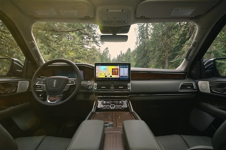 El interior de una SUV Lincoln Black Label Navigator® 2024 con el tema Central Park muestra la cabina lujosa.