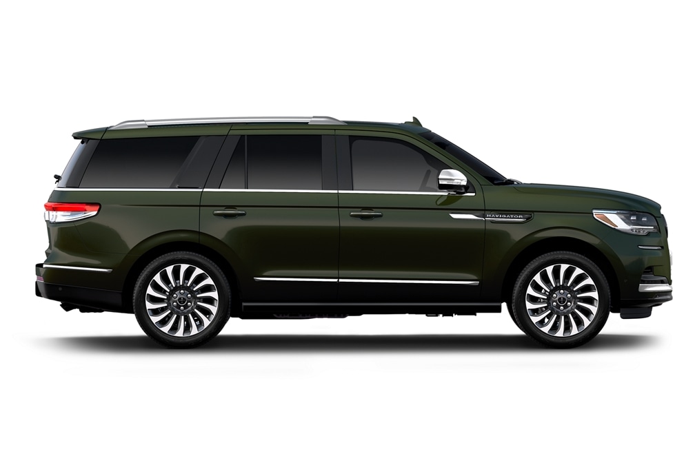 A profile of a 2024 Lincoln Black Label Navigator® SUV in Manhattan Green.