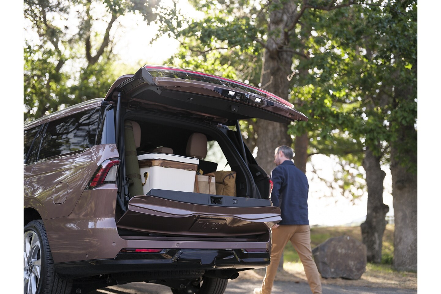 A man walks around his 2025 Lincoln Navigator and the trunk is shown open.