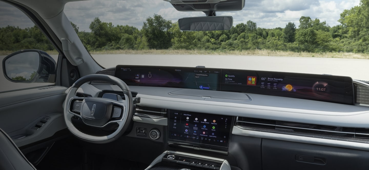 El interior de una SUV Lincoln Black Label Navigator® 2025 con el tema Atmospheric