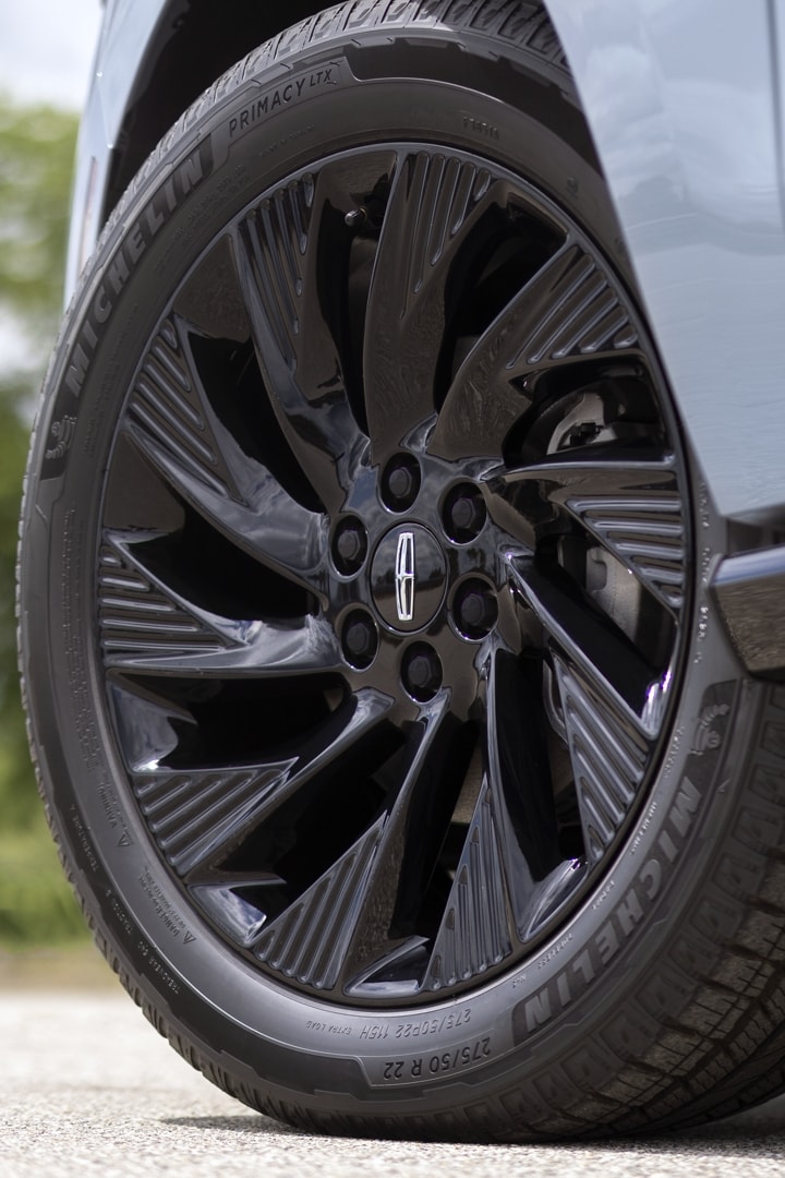The 22-inch high gloss ebony aluminum wheels of the available Jet Appearance Package