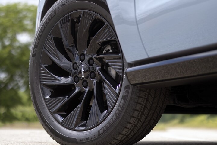 22-inch high-gloss Ebony Black aluminum wheels of the available Jet Appearance Package