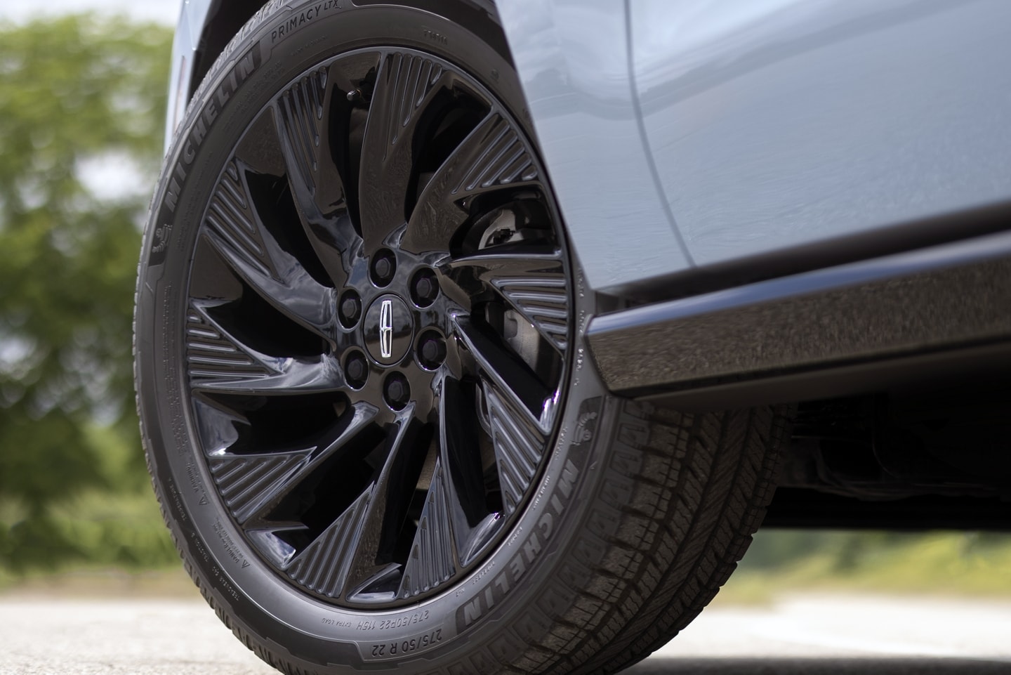 22-inch high gloss Ebony Black aluminum wheels of the available Jet Appearance Package