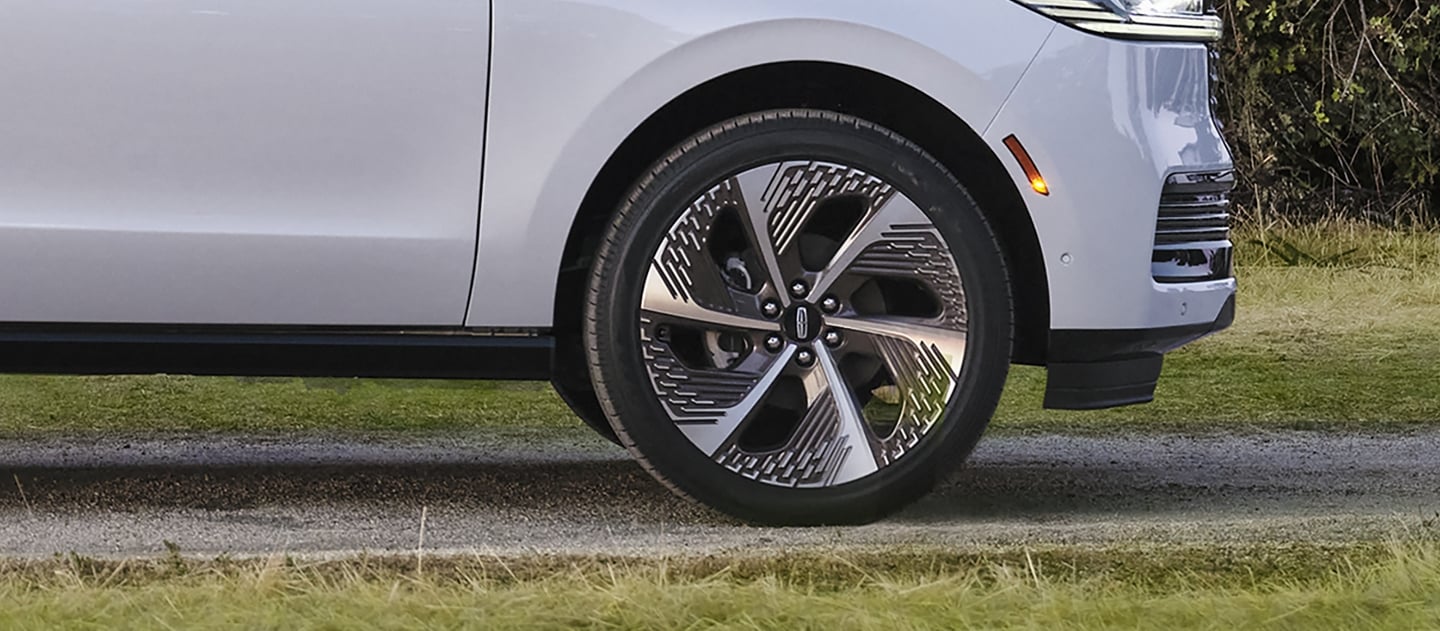 The unique wheels of a 2025 Lincoln Black Label Navigator® SUV with the Atmospheric theme