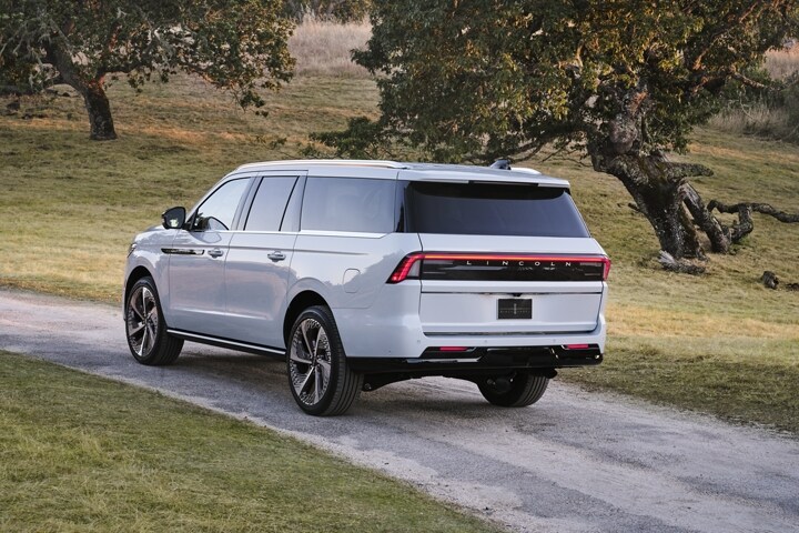 A 2025 Lincoln Black Label Navigator® SUV with long wheelbase platform