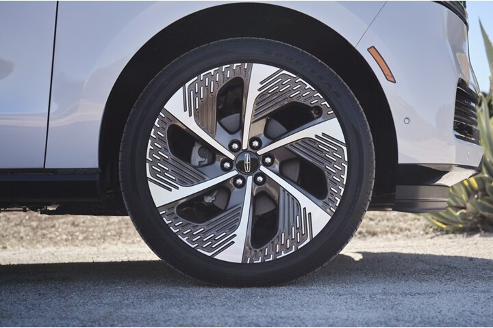 Stylish wheels specific to the Atmospheric theme on 2025 Lincoln Black Label Navigator® SUV